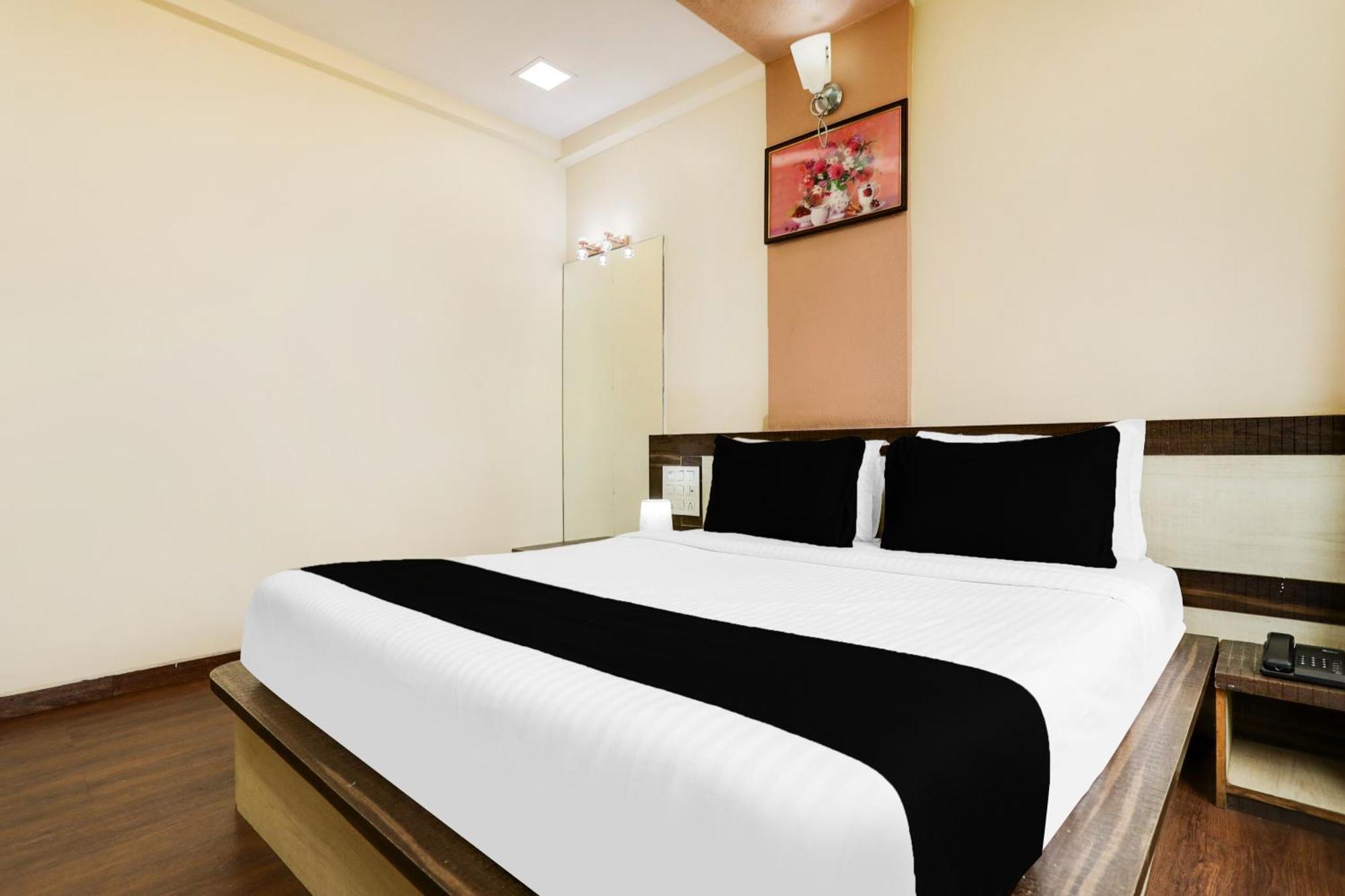 Super Hotel O Palkhi Road Near Sai Baba Temple Formerly Netra Sai Shirdi Extérieur photo